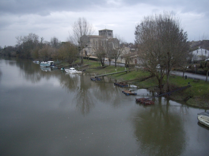 Le port sur l'Isle et l'église vus du pont suspendu. - Saint-Denis-de-Pile