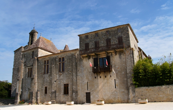 La Mairie dans un bâtiment de l'Abbaye. - Saint-Ferme
