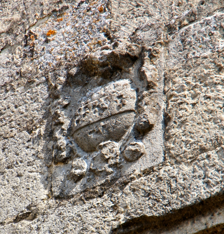 Blason dans la façade de l'abbaye. - Saint-Ferme
