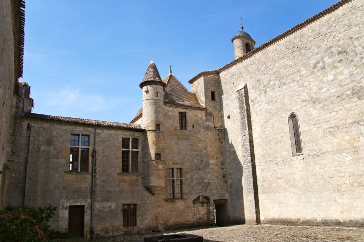 A partir du XVIe siècle des fenêtres à meneaux remplacent les étroites fenêtres romanes. Un escalier à vis, en pierre, est édifié dans une tour en poivrière, du XVe siècle. - Saint-Ferme