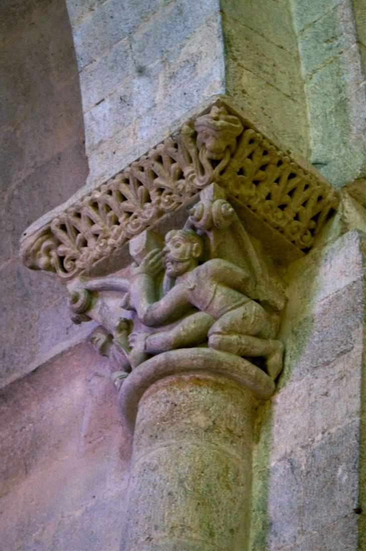 Eglise-notre-dame-de-la-nativite-chapiteau-sculpte - Saint-Ferme