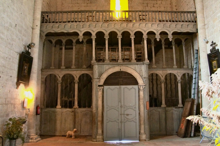 Eglise Notre Dame de la Nativité : le balcon et le portail. - Saint-Ferme