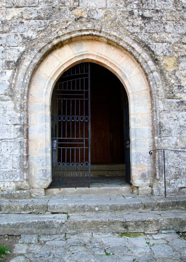 Porte gothique de l'église Notre Dame de la Nativité. - Saint-Ferme