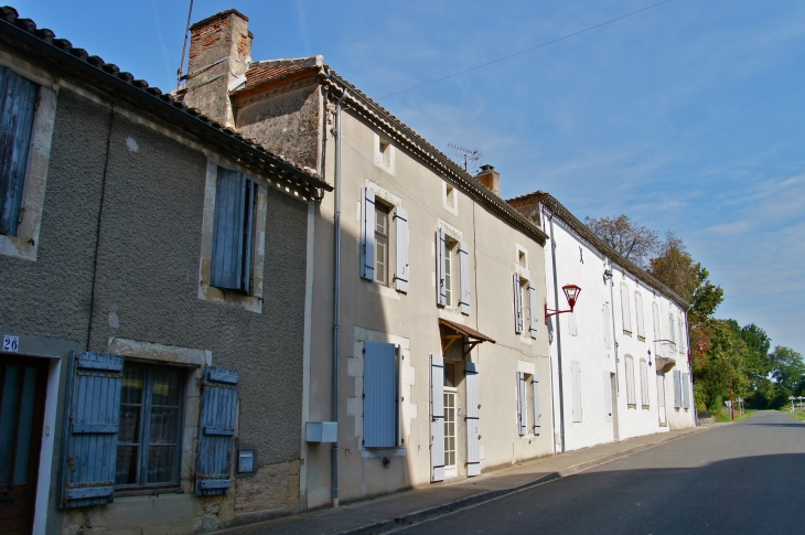 Maisons du village. - Saint-Ferme