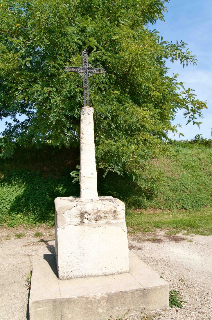 Croix de chemin. - Saint-Ferme