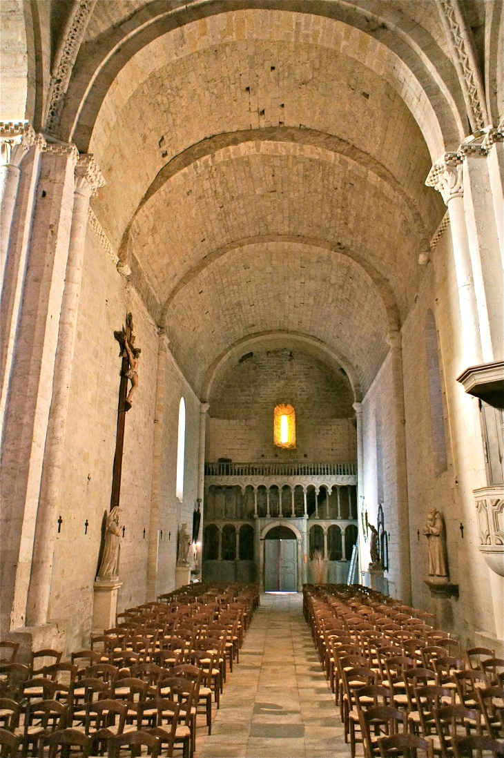 La nef vers le portail. - Saint-Ferme