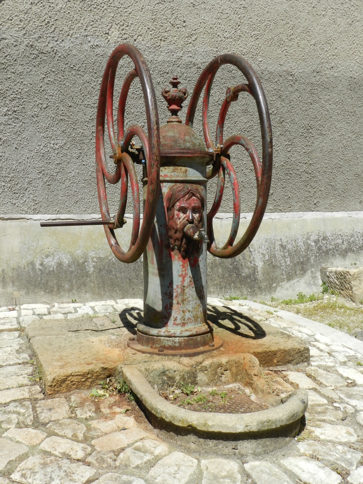 Ancienne pompe à eau. - Saint-Macaire