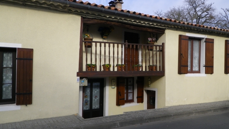 Dans le bourg, jolie petite maison traditionnelle de la lande girondine. - Saint-Michel-de-Rieufret