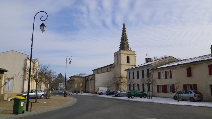 Le bourg et son église XVI/XVIIème (IMH), de style flamboyant et renaissance. - Saint-Michel-de-Rieufret