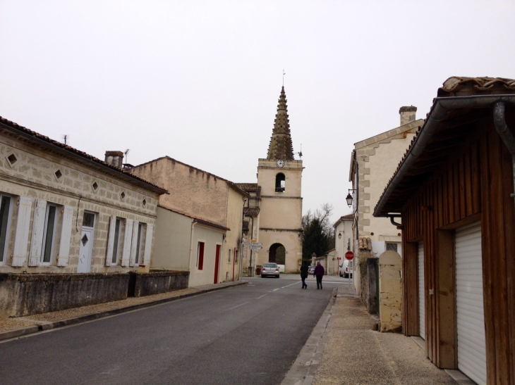 Une rue du village. - Saint-Michel-de-Rieufret