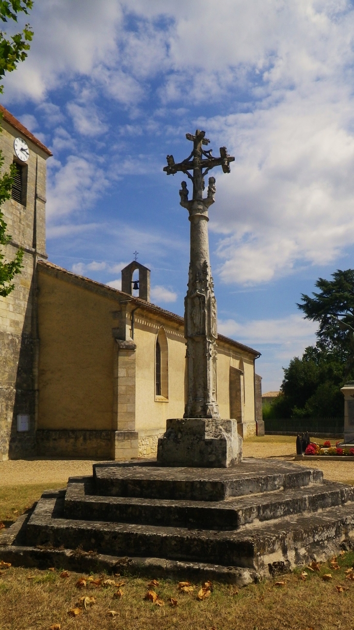 La croix de cimetière de St Sulpice XVIème (MH). - Saint-Sulpice-et-Cameyrac