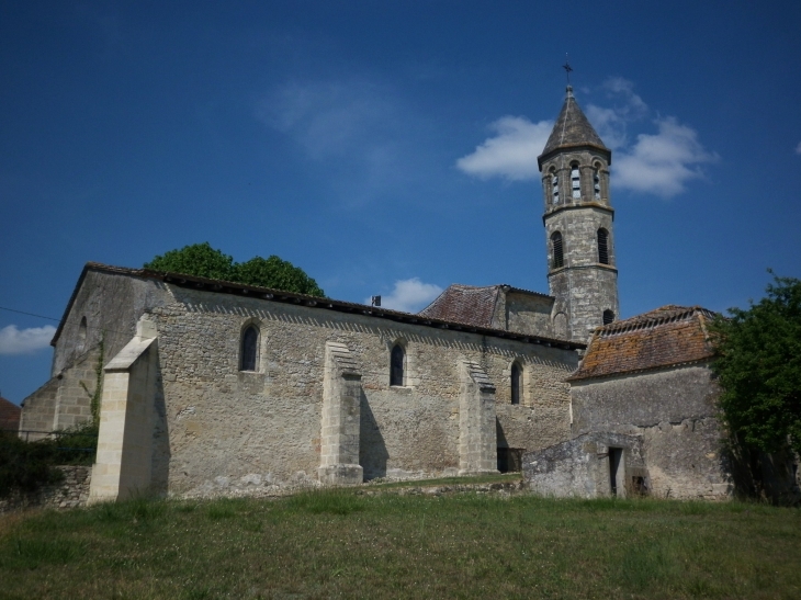 L'église, nef romane et bas-côté gothique. - Saint-Vivien-de-Monségur