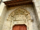 Le portail sud présente le couronnement de la Vierge sculpté  au tympan, avec des traces de polychromie.