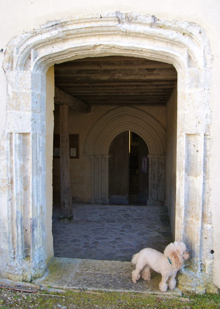 Le portail gothique orné de colonnettes et de chapiteaux nus. - Arx