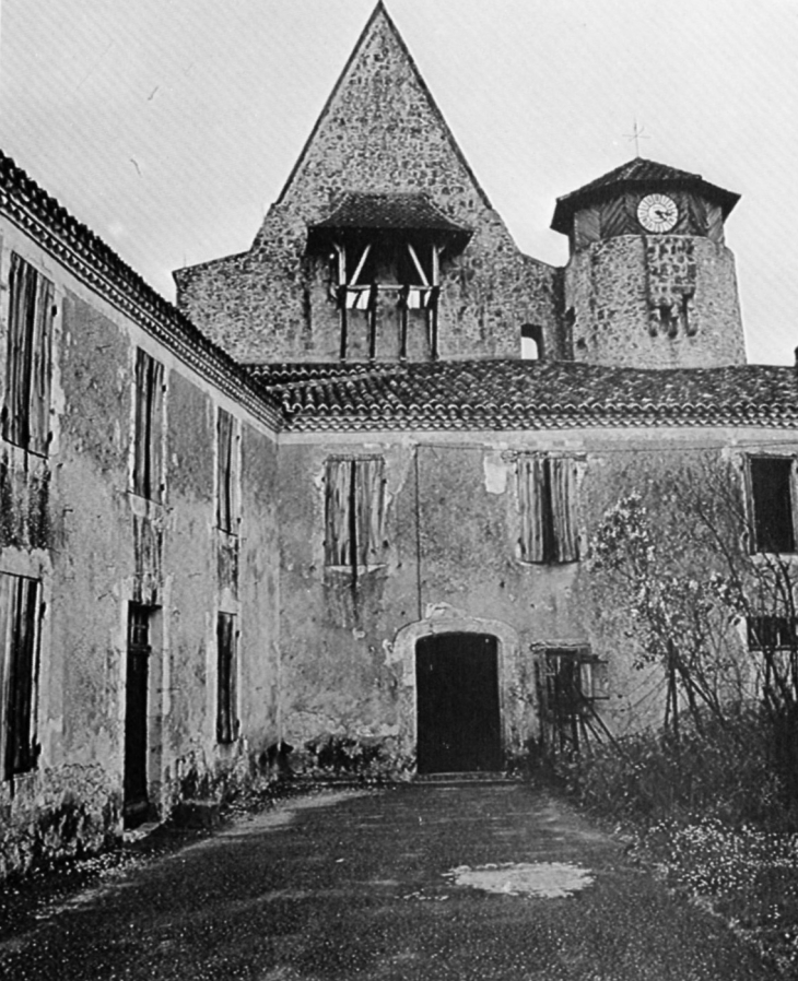 De la place étroite qui longe le presbytère, on pénètre par une entrée en anse de panier dans l'église Saint-Martin(photo 1980, eglises anciennes du Gabardan). - Arx