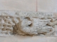 Photo suivante de Arx Frise sur imposte en place de chapiteau : le faucon.