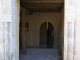 Photo suivante de Arx Le portail gothique orné de colonnettes et de chapiteaux nus.