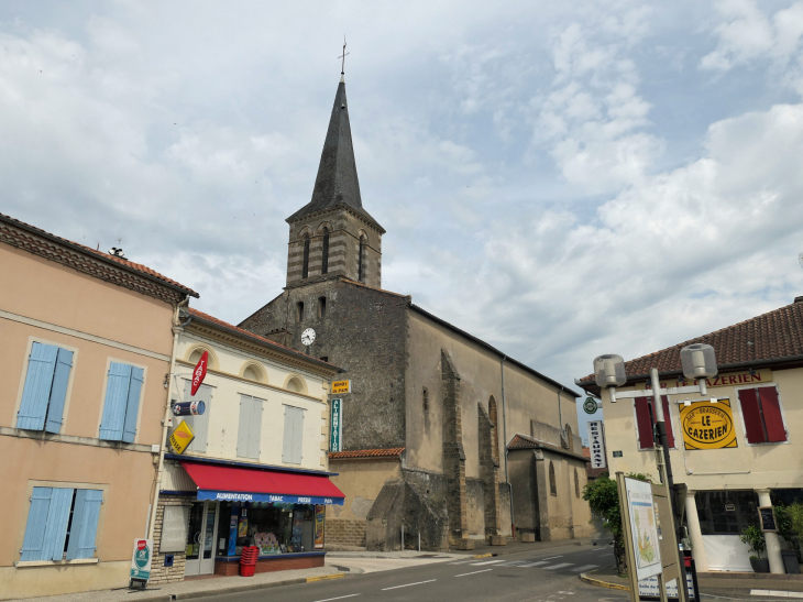 L'église dans le village - Cazères-sur-l'Adour