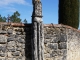 Escalans-Sainte-Meille. À l'angle du cimetière, une croix gothique se dresse à la croisée de trois routes. Portée par un fût de colonne légèrement torsadé.