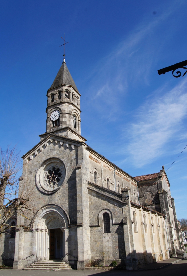L'église Saint-Luperc, reconstruite au milieu du XIXe siècle, et qui conserve un portail roman de l'ancien prieuré bénédictin. - Gabarret