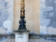 Croix du Christ contre le mur de l'église Saint-Luperc.