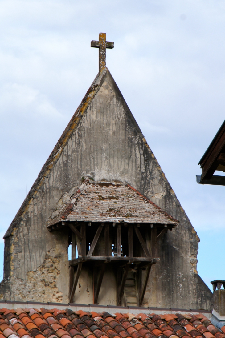 Arrière du clocher-mur de l'église Saint-Martin d'Estampon. - Losse