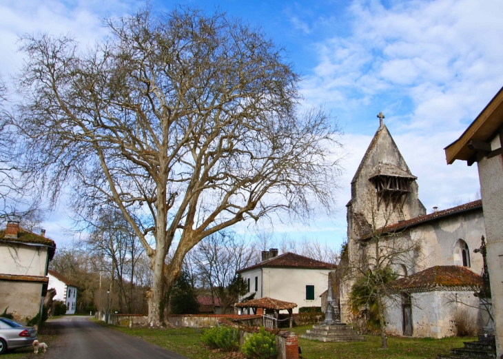 Eglise Saint_martin d'Estampon et le village. - Losse