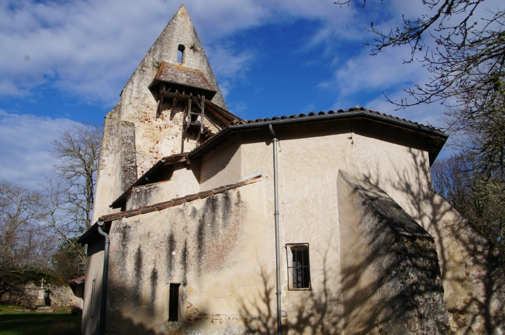 Le chevet et son clocher-mur de l'église Notre-Dame de Lussolle du XIIIe siècle. - Losse