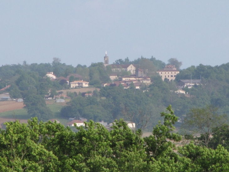 Vue panoramique de maylis. Au fond : l'Abbaye