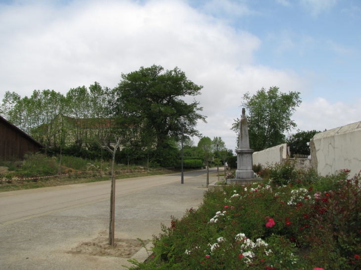 Maylis : la rue principale, le mémorial, le cimetière