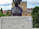 Félix Soulès : le buste de la Landaise, en arriière plan le donjon de Lacataye