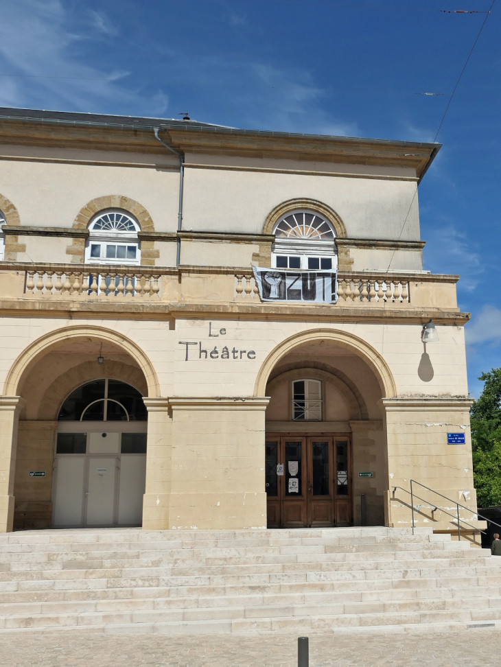 La place de Gaulle : le théâtre - Mont-de-Marsan