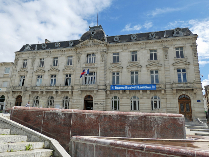 La place du Maréchal Leclercq : l'hôtel de ville - Mont-de-Marsan