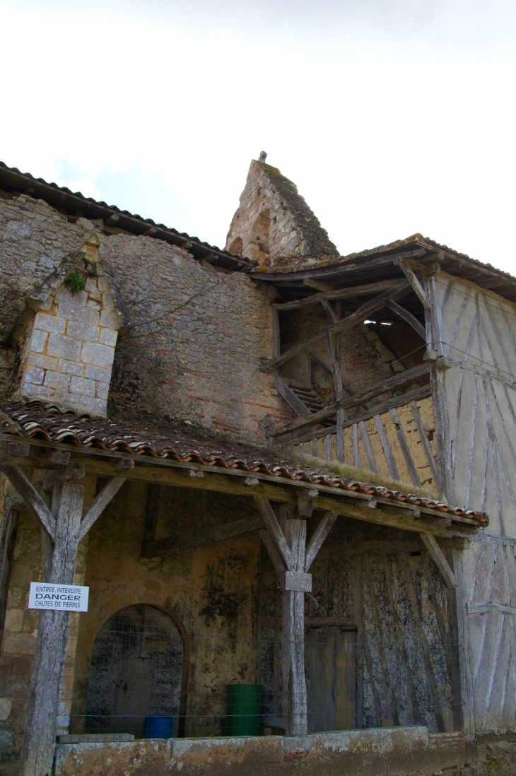 Eglise Saint-Martin d'Esperous - Le clocher-mur etayé par trois contreforts se termine par une penne prévue pour deux cloches; il est flanqué au nord par la tour de colombage, elle-même prolongée vers l'est par un porche ouvert en appentis (photo 2013) - Parleboscq
