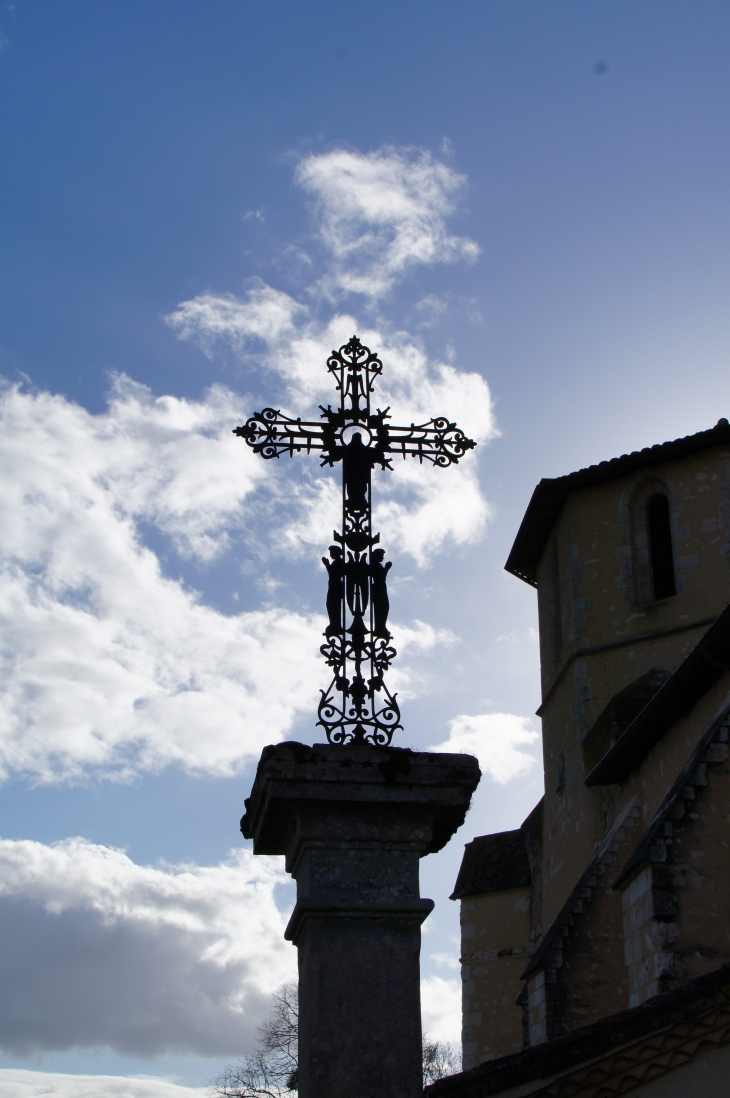 Croix de mission près de l'église Saint-Cricq. - Parleboscq