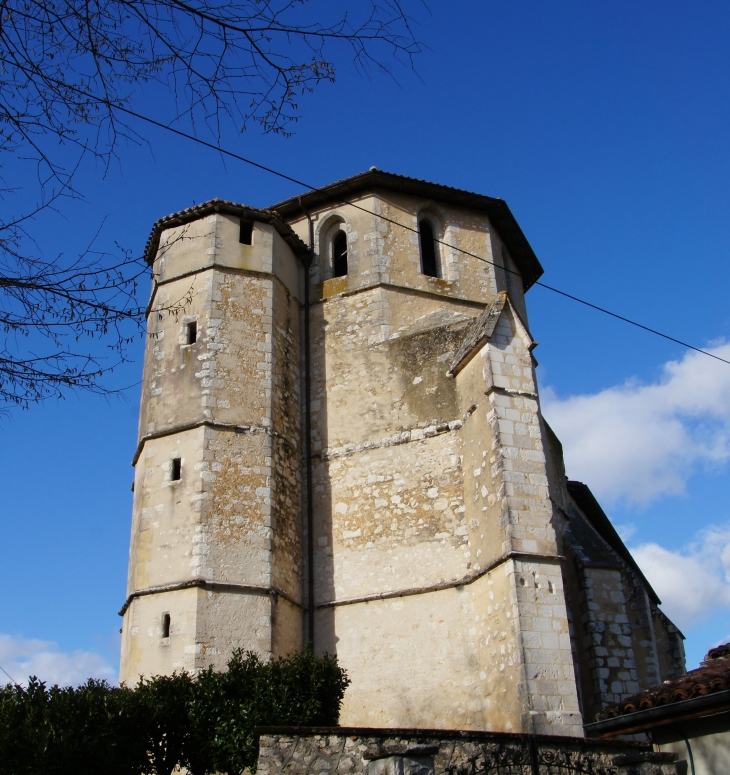 L'Eglise de Saint-Cricq est pourvue d'un robuste clocher-tour flanqué d'une tourelle octogonale rajoutée au XVIe siècle. - Parleboscq