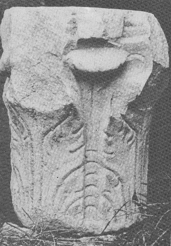 L'église de Saint-Cricq ayant été choisie comme église principale de la commune on y a entreposé : un chapiteau de marbre de l'église de Mura ( photo 1980, eglises anciennes du Gabardant). - Parleboscq