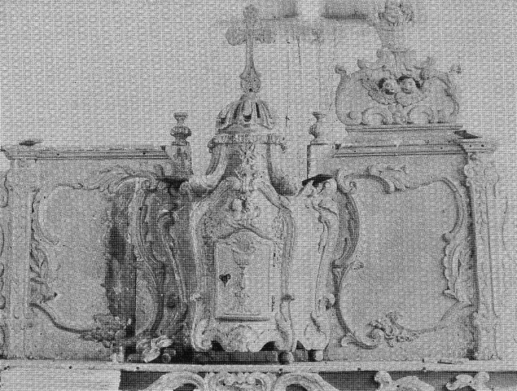 L'église de Saint-Cricq ayant été choisie comme église principale de la commune on y a entreposé : l'autel et le tabernacle de l'église de Mauras ( photo 1980, eglises anciennes du Gabardant). - Parleboscq