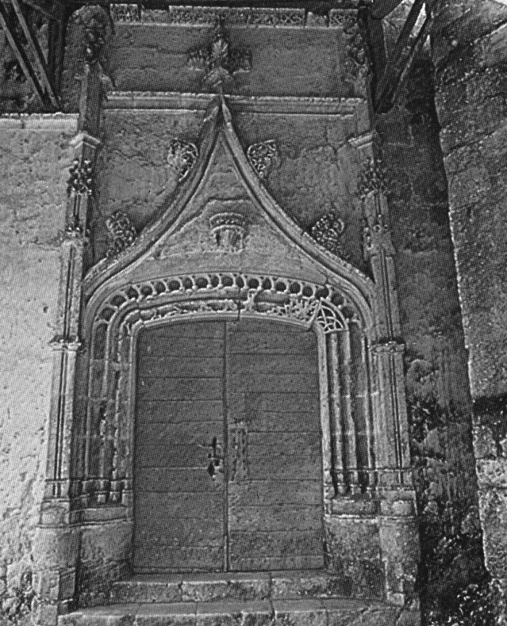 Le portail de l'église de Saint-Cricq, ouvert dans le mur sud de la tour apporte une note très raffinée (photo de 1980, anciennes églises du Gabardant). - Parleboscq
