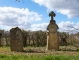 Tombes anciennes du petit cimetière au pied de l'église Saint-Jean-Baptiste de Mura.