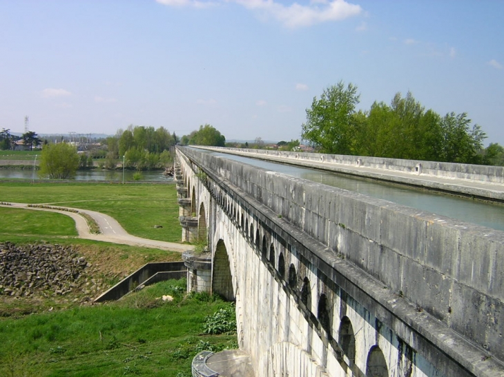 Agen : Pont canal et Garonne