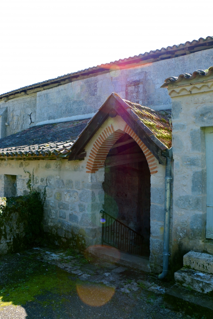 L'entrée du porche de l'église Notre Dame. - Ambrus