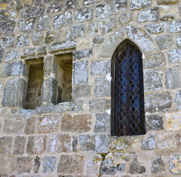 Eglise Notre Dame ; façade ouest, fenêtre romane. - Ambrus