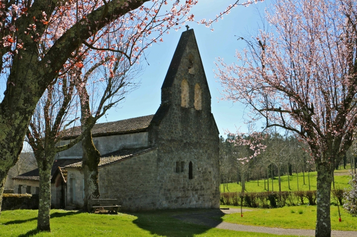 Eglise Notre Dame du XIIe siècle, pignon à trois arcatures. - Ambrus