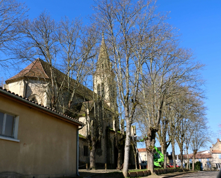 La façade nord de l'église Notre-Dame. - Barbaste