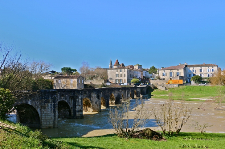 Le Pont Roman face au village. - Barbaste