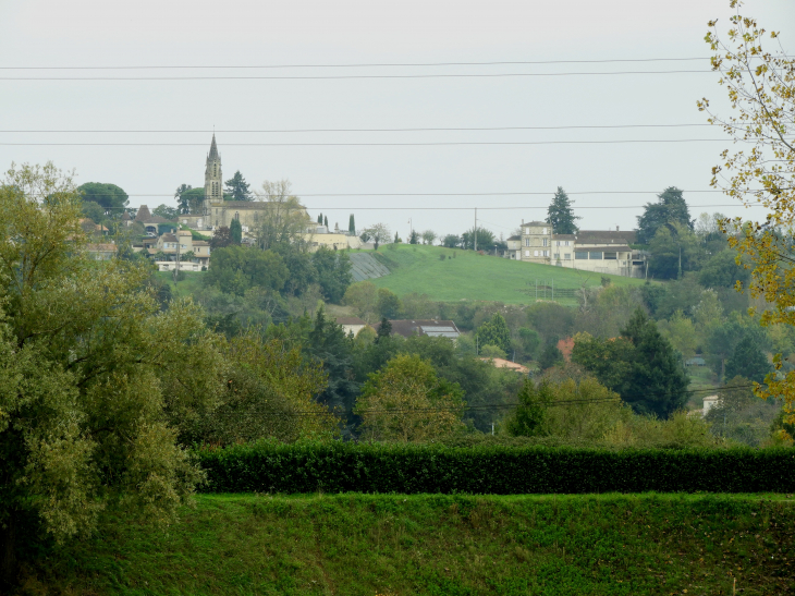 Le village, son église vus du lac. - Beaupuy