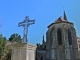 La croix de mission et le chevet de l'église Notre Dame.