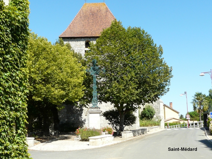 L'église du hameau de Saint-Médard   Crédit : André Pommiès - Clermont-Dessous