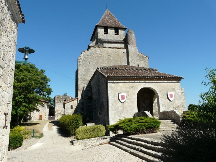 L'église au centre du village   Crédit : André Pommiès - Clermont-Dessous